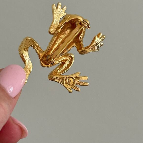 ST. JOHN Vintage Gold Tone Climbing Frog Rhinestone Eyes Brooch Pin - Picture 4 of 4